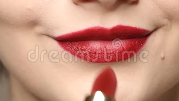 女人在嘴唇上涂了深红色的口红近景美与时尚理念视频的预览图