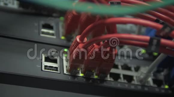 带有红色以太网线的服务器补丁面板视频的预览图