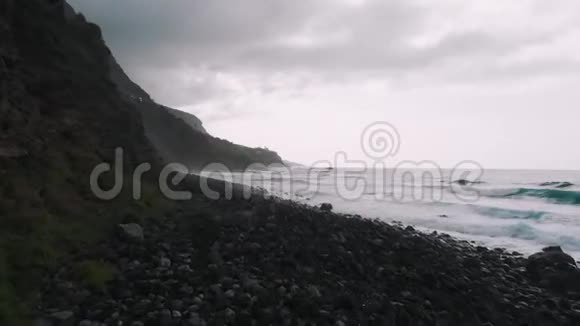 黑色火山海滩岩石大野生动物大西洋鸟瞰视频的预览图