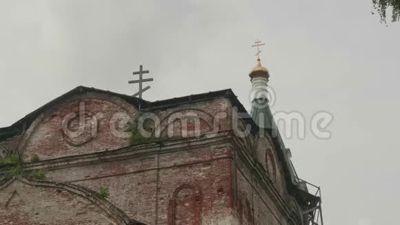 重建期间旧乌拉尔村的大型俄罗斯基督教教堂树长在寺庙的屋顶上视频的预览图