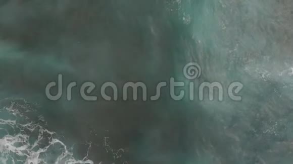 从高空俯瞰海洋的涟漪和泡沫的波浪视频的预览图