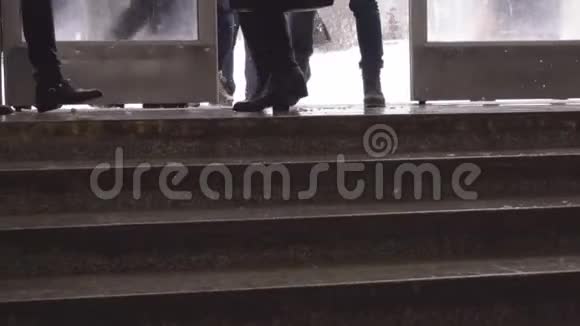 冬天人们穿鞋进入地铁冬天湿湿脚的概念优质鞋背景视频的预览图
