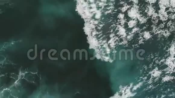空中景色相机旋转在绿松石海洋大西洋特内里费视频的预览图