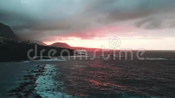 空中射击海浪冲击着水中的岩石加拉奇科特内里费加那利群岛视频的预览图