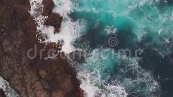 从上到下的海景可以冲刷大西洋沿岸美丽的巨大岩石特内里费视频的预览图