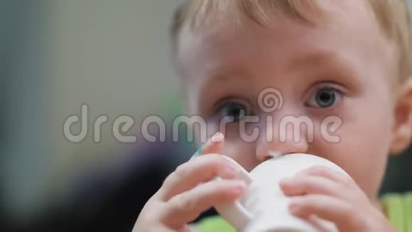 小男孩吃冰淇淋最喜欢的款待蓝眼睛的孩子高兴地吃冰淇淋视频的预览图