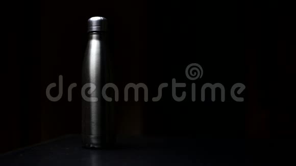 特写的男性手显示拇指向下关于一次性塑料瓶的黑色工作室背景视频的预览图