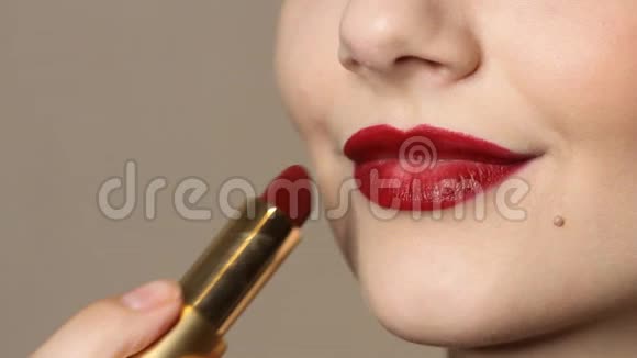 女人在嘴唇上涂了深红色的口红近景美与时尚理念视频的预览图