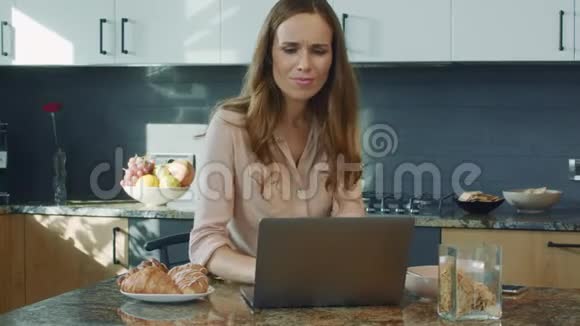 商务女性在笔记本电脑上交谈特写微笑的人在聊天视频的预览图