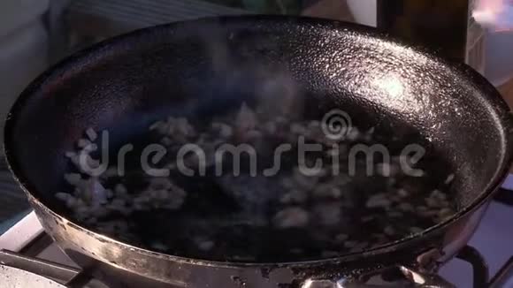 在锅上用炉子烧开的原料视频的预览图