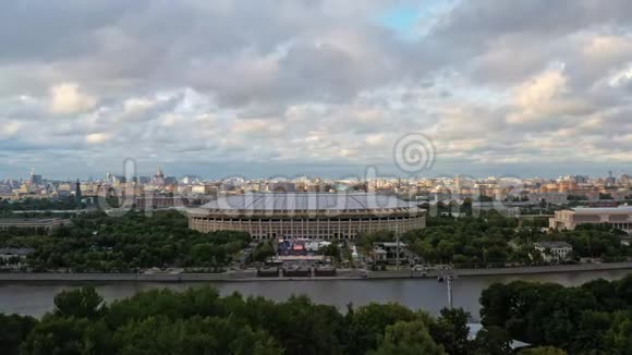 莫斯科卢日尼基体育场和河流的无人机空中射击放大视频的预览图