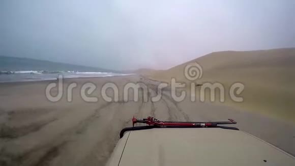 4x4在骨架海岸的海边驾驶视频的预览图