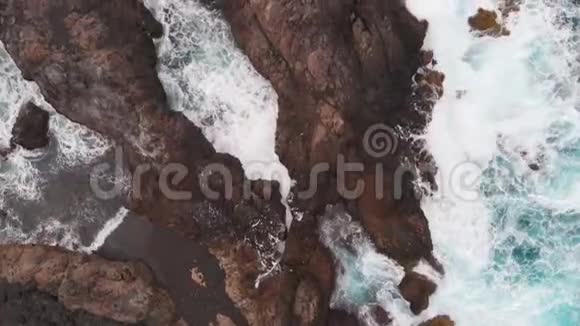 鸟瞰大浪在大西洋岩石海岸断裂很多海沫火山岩特内里费视频的预览图