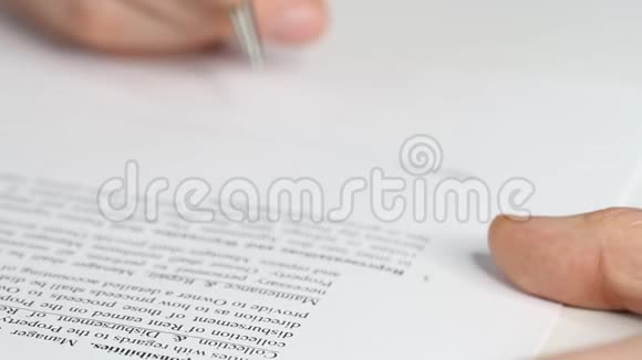 商务人员签署合同法律协议或文件的特写镜头人是通过签署文件来批准文件的视频的预览图