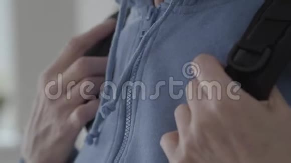 皱缩的手臂固定背包在后面穿着蓝色头巾的成熟女人视频的预览图
