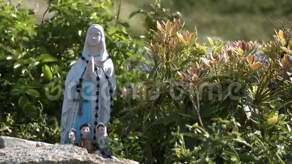 女圣和三个孩子的雕像视频的预览图