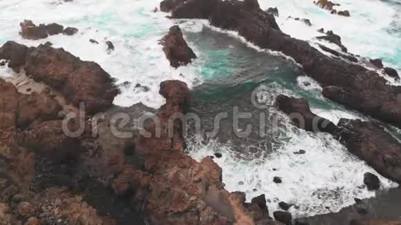 美丽的海湾是由冻结的熔岩悬崖一个有火山沙的海滩和大西洋空中观景视频的预览图
