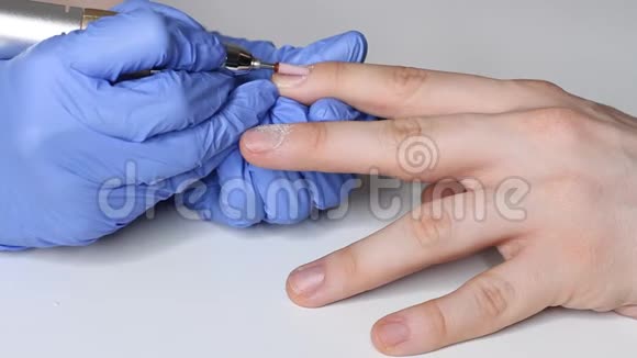 关心男人指甲穿着蓝色手套的美容师给男人修指甲男人美的概念视频的预览图