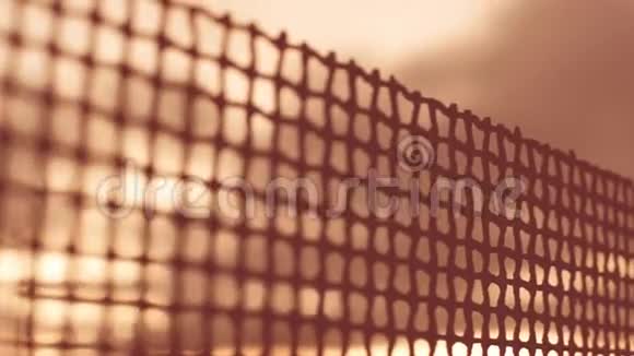 棕色夕阳下的老锈钢丝栅栏视频的预览图