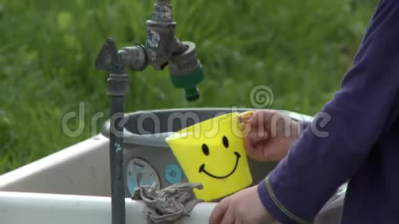 用水填满一个笑脸杯视频的预览图