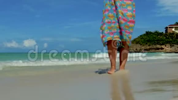 女人腿在瓦拉迪罗阳光明媚的海滩上行走视频的预览图