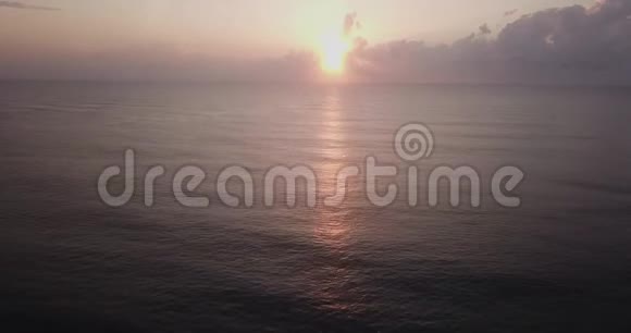 海洋上空的日出用无人机拍摄视频的预览图