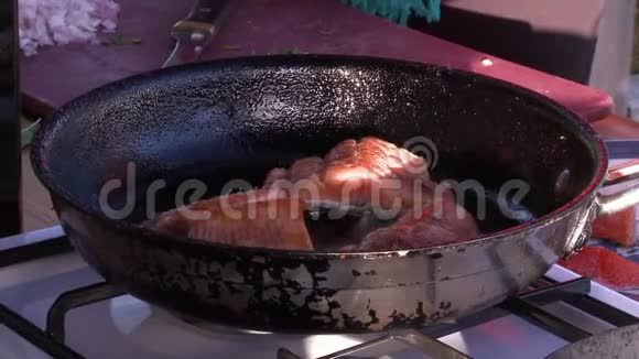 在平底锅中为人们烹制鲑鱼视频的预览图