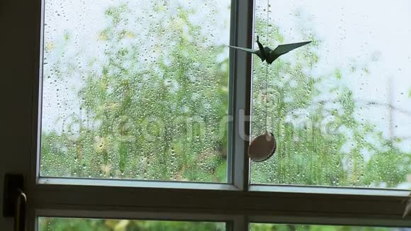 抬头望着窗外挂满装饰品的雨视频的预览图