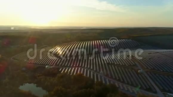 空中无人机镜头日落秋季飞往太阳站农场视频的预览图