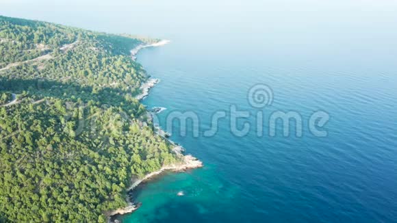 美丽的陡峭岩石海岸线与绿松石海水的空中镜头视频的预览图