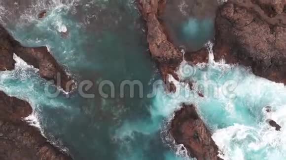 特内里费岛的天然水池是一个秘密的地方空中观景冰冻熔岩和绿松石海的悬崖视频的预览图