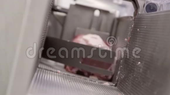 肉类加工厂的切割机视频的预览图