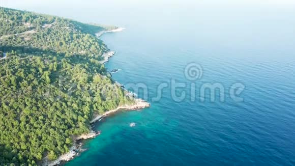 无人机飞过海浪撞击海岸线视频的预览图