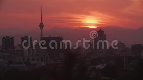 北京令人印象深刻的日落全景中央广播电视塔摩天大楼和建筑物视频的预览图