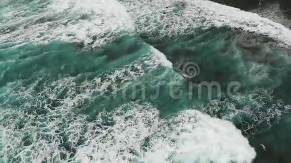 完美的观赏美丽的大西洋表面巨大的绿松石波特内里费西海岸视频的预览图