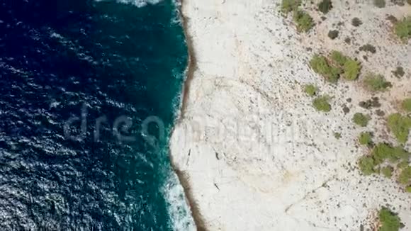沿着岩石海岸线和德莱普蓝海水飞行视频的预览图