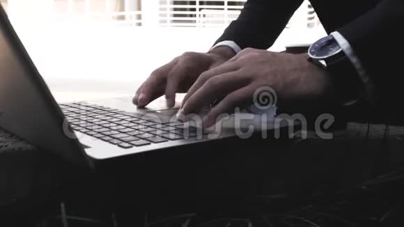 关闭商人手在笔记本电脑键盘上打字在公园里用笔记本电脑的人网络通信的概念自由自由职业视频的预览图