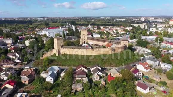卢巴特城堡附近美丽的城市景观鸟瞰图摄像机从下往上移动视频的预览图
