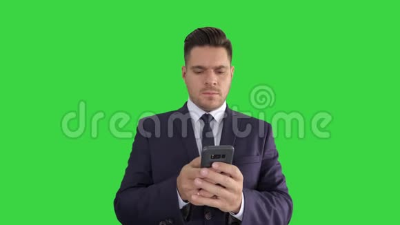 寻找答案漂亮的商人用他的智能手机思考绿色屏幕上的答案视频的预览图