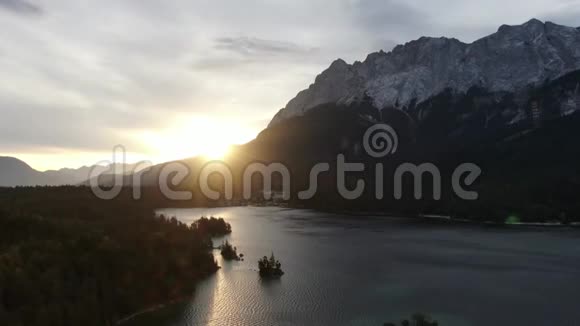 4k空中视频在日出时在德国艾布塞湖上空放大祖格斯皮兹山构成了构图视频的预览图