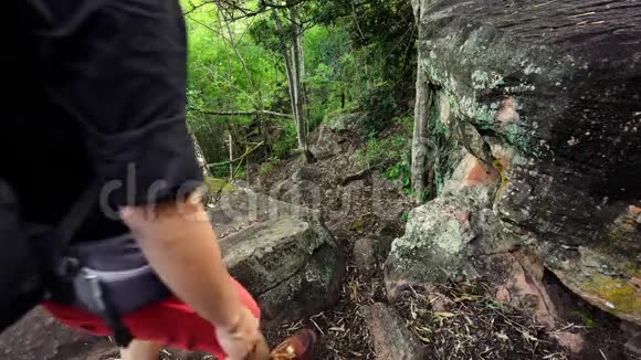 徒步旅行者在森林里爬下来视频的预览图