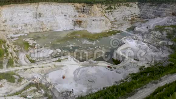 露天矿采石场的空中景观有大量的机械在工作从上面看视频的预览图