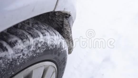 冬天的时候人们用汽车的挡泥板敲下路面上的泥土和试剂特写视频的预览图