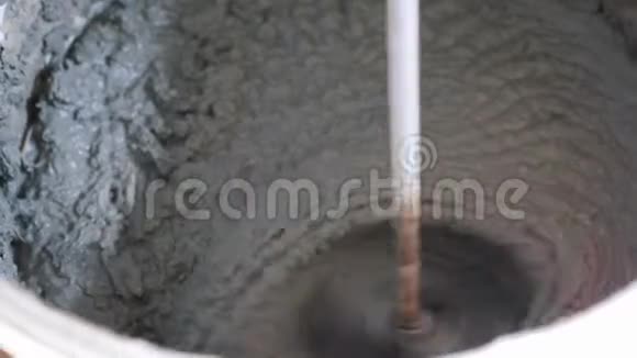 桶内灰浆由工人在桶中搅拌砂浆胶水建筑视频的预览图