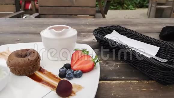 巧克力熔岩蛋糕和草莓冰淇淋的特写甜食投中弹视频的预览图