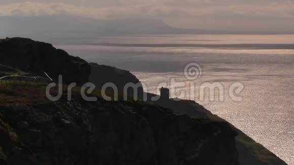 悬崖边的长镜头和海边的房子视频的预览图