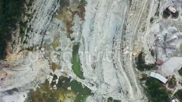 露天矿采石场的空中景观有大量的机械在工作从上面看视频的预览图