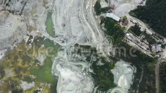 无人机在绿色和乡村景观上的废弃采石场景观视频的预览图