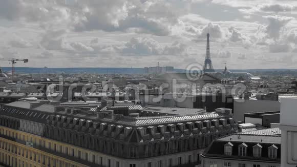 空中射击巴黎上空法国首都的屋顶是灰色的在远处你可以看到埃菲尔铁塔视频的预览图