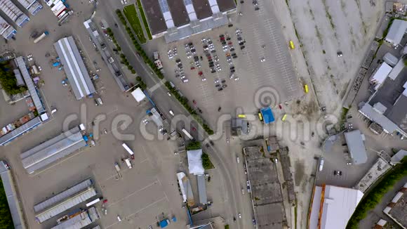 在购物中心的停车场上空飞行4k空的地方相机滑了起来跟踪汽车移动停车路线的空中拍摄视频的预览图